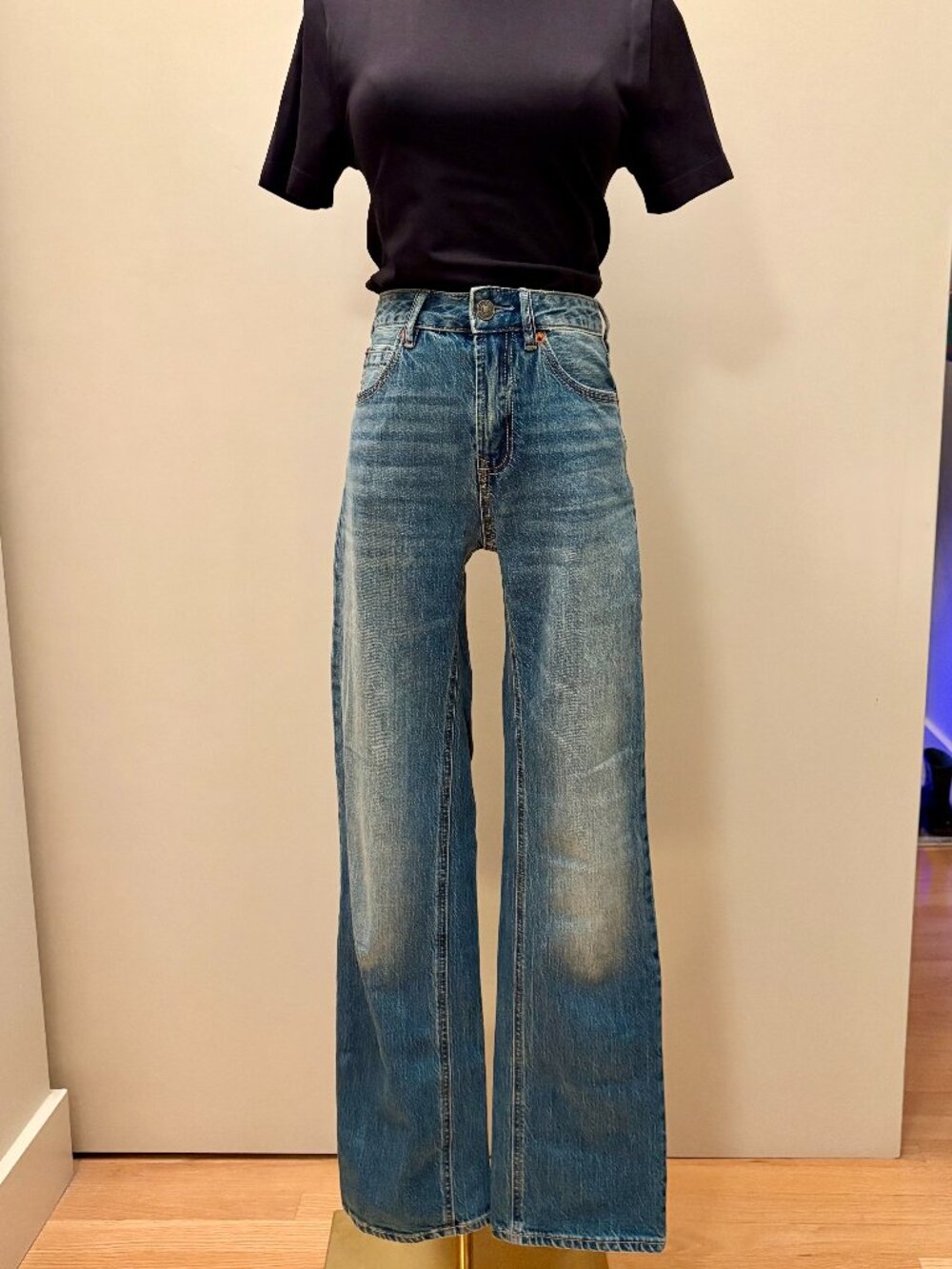 Straight Leg Jeans in Vintage Wash